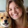 女性と小型犬